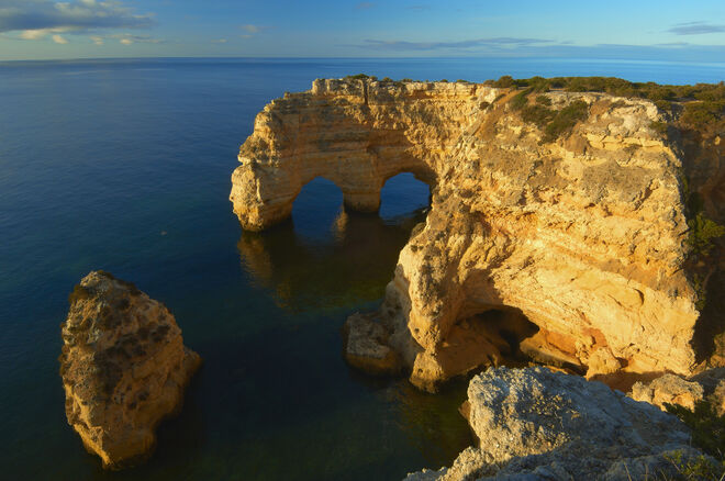 Praia da Marinha, Lagoa, Algarve, Portugal | É portuguesa e logo aí deveria dizer tudo. Situa-se no litoral Algarvio, a sul do país e foi eleita entre as 52 melhores praias de todo o mundo pela CNN em 2018. Para a estação norte-americana a praia é mesmo de “cortar a respiração”.