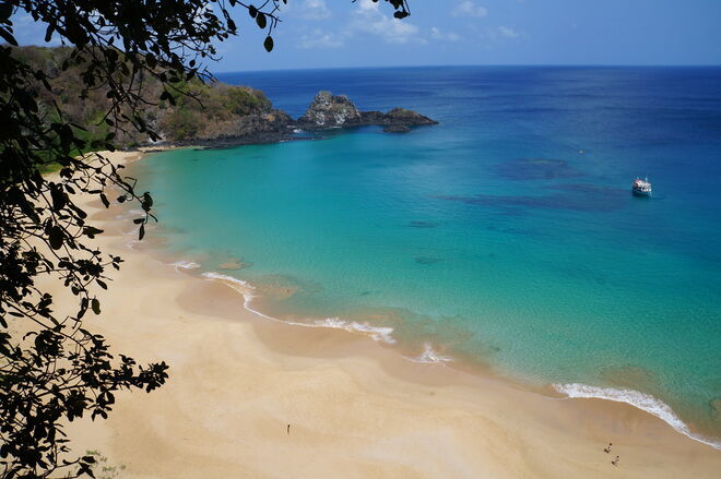 Praia do Sancho, Fernando de Noronha, Pernambuco, Brasil | Esta praia situa-se no arquipélago brasileiro de Fernando de Noronha, no estado de Pernambuco. Trata-se de uma praia isolada, apresenta vegetação nativa e tem ainda uma falésia bastante alta. A areia é clara, ora pois, e o mar de um tom azul esverdeado. O acesso é difícil mas a paisagem vale tudo.