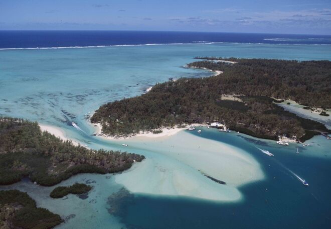 Praias de Ile Aux Cerfs, Maurícias | Esta ilha, situada na costa este das Maurícias, é famosa pelas suas praias. Todos os dias turistas vindos de toda a parte passam o dia inteiro na ilha. Entre outras atividades, o snorkeling é muito requisitado aqui. É um dos destinos mais populares nas Maurícias.