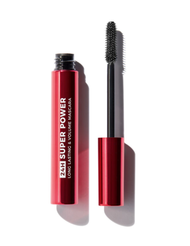 Com super duração, à prova de desporto (não borra e é à prova d'água) e ainda deixa as pestanas com muito volume. Power Mascara, €16,95, Douglas