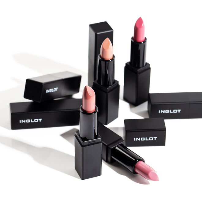 A novidade é o tamanho. Batons LipSatin travel size, €7,90 cada, Inglot 