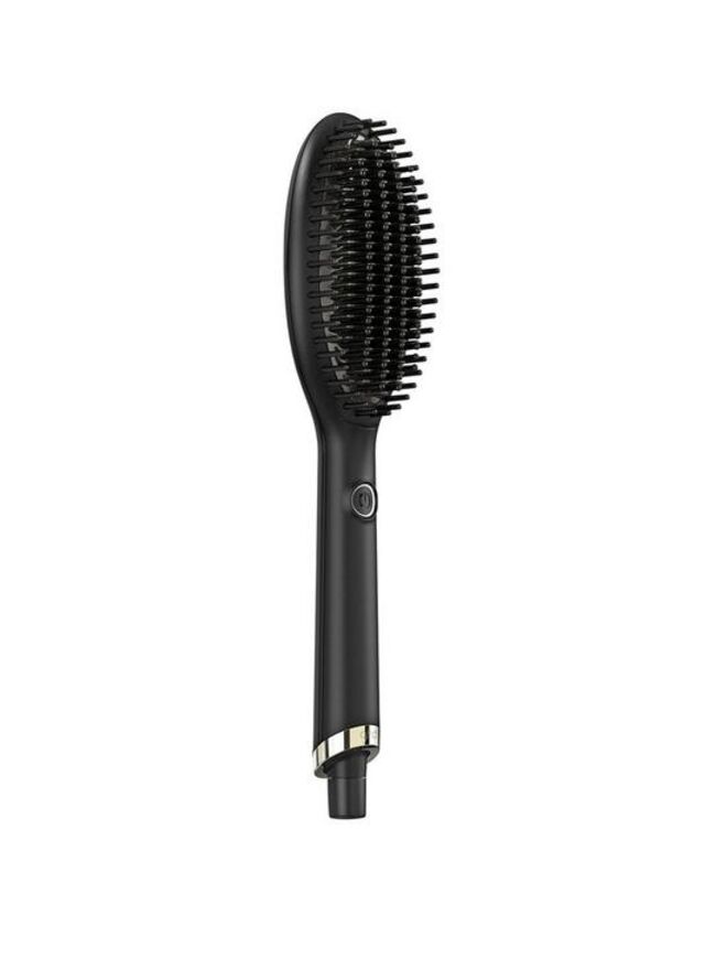 Depois de ter esgotado mundialmente em apenas duas semanas, a escova de cerâmica com tecnologia ionizadora foi reproduzida e relançada este mês. Escova alisadora Glide, €169, GHD