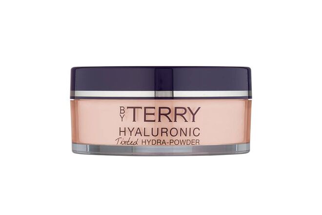 Este pó é feito de pérolas de sílica microfina e pérolas de ácido hialurónico, permitindo-lhe desfocar linhas finas e poros suaves, mantendo a humidade da pele durante todo o dia. Com a qualidade que a By Terry já nos viciou e habituou. Hyaluronic Tinted Hydra-Powder, €46, By Terry, em www.byterry.com