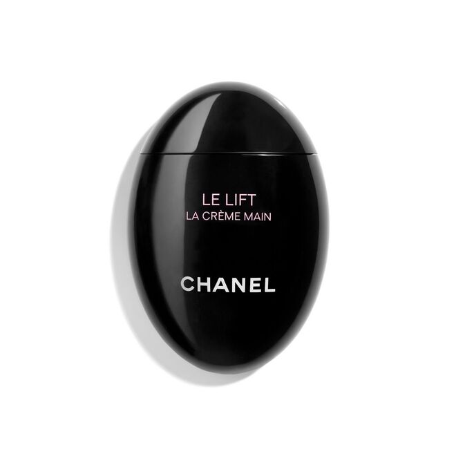 Após o sucesso do primeiro creme de mãos, o muito esperado Le Lift La Crème Main da Chanel será lançado a 29 de agosto. Como o nome sugere, a fórmula contém as propriedades antienvelhecimento da gama Le Lift, para um resultado hidratado e um aspeto mais jovem. Le Lift Crème Main, €63, Chanel 