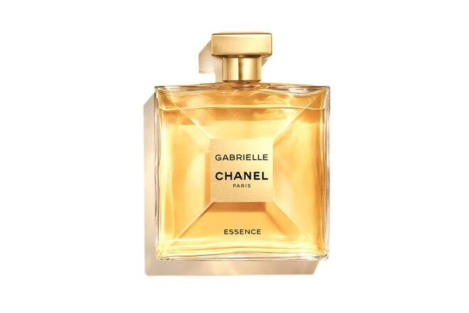Em 2017, a Chanel criou Gabrielle. Agora, o eau de parfum foi transformado numa essência vibrante com quatro flores brancas e a cremosidade da tuberosa de Grasse. A atriz Margot Robbie será o rosto da nova fragrância, que chega a 29 de agosto ou 1 de setembro. Ficaremos atentas e desejosas. 