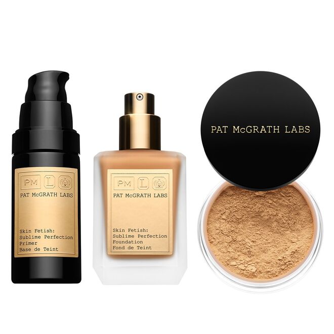 O lançamento oficial do Skin Fetish: Sublime Perfection The System – composto por um primer, uma base e um pó fixante – foi a 26 de julho, mas esgotou em horas. O novo estoque do trio foi anunciado a 10 de agosto e é a segunda oportunidade de comprar os novos produtos da lendária maquilhadora profissional Pat McGrath. Skin Fetish: Sublime Perfection The System no tom Medium 17, €‌140, Pat McGrath Labs, em www.patmcgrath.com