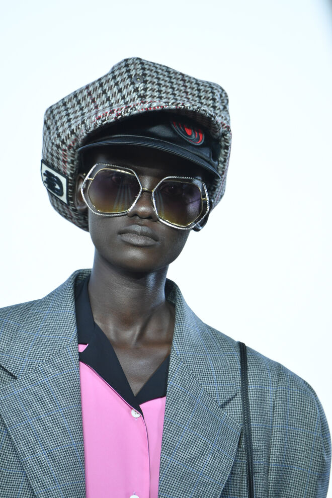 Modelo no desfile Miu Miu Club 2020, a 29 de junho de 2019, em Paris