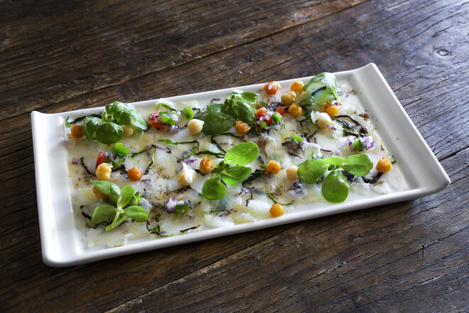 Carpaccio de bacalhau, grão e beldroegas