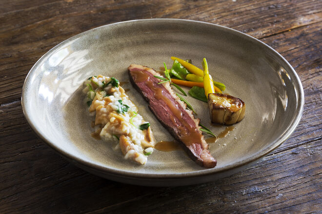 Magret de pato, risotto de pêra rocha, rúcula e foie gras