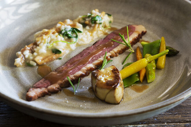 Magret de pato, risotto de pêra rocha, rúcula e foie gras