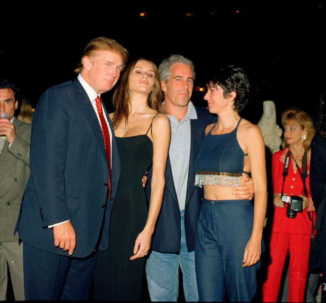 Donald Trump, Melania Trump, Jeffrey Epstein e Ghislaine Maxwell no clube Mar-a-Lago, em Palm Beach, Flórida, a 12 de fevereiro de 2000