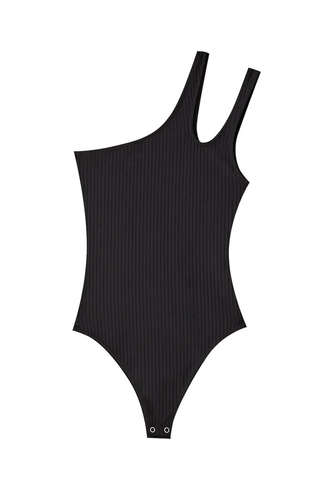 Body, €12,99, Pull & Bear