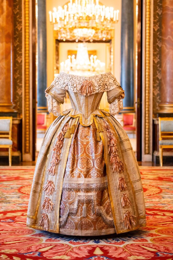 O figurino da rainha Victoria para o Baile Stuart, na exposição Queen Victoria's Palace, no Palácio de Buckingham em 2019.
