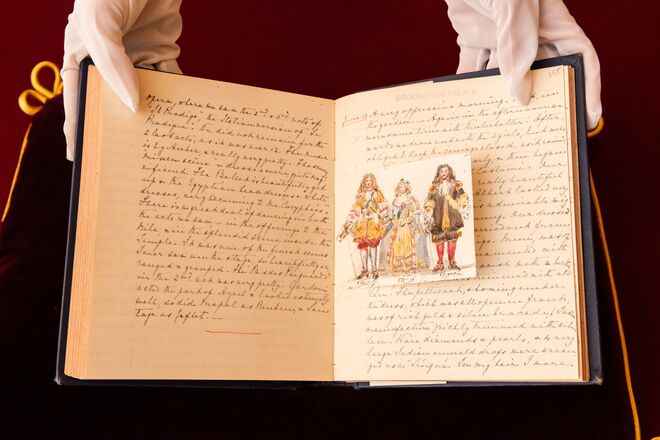 O diário da rainha Victoria com um desenho dela própria e do prícnipe Alberto com os figurinos do Baile Stuart, na exposição Queen Victoria's Palace, no Palácio de Buckingham em 2019.