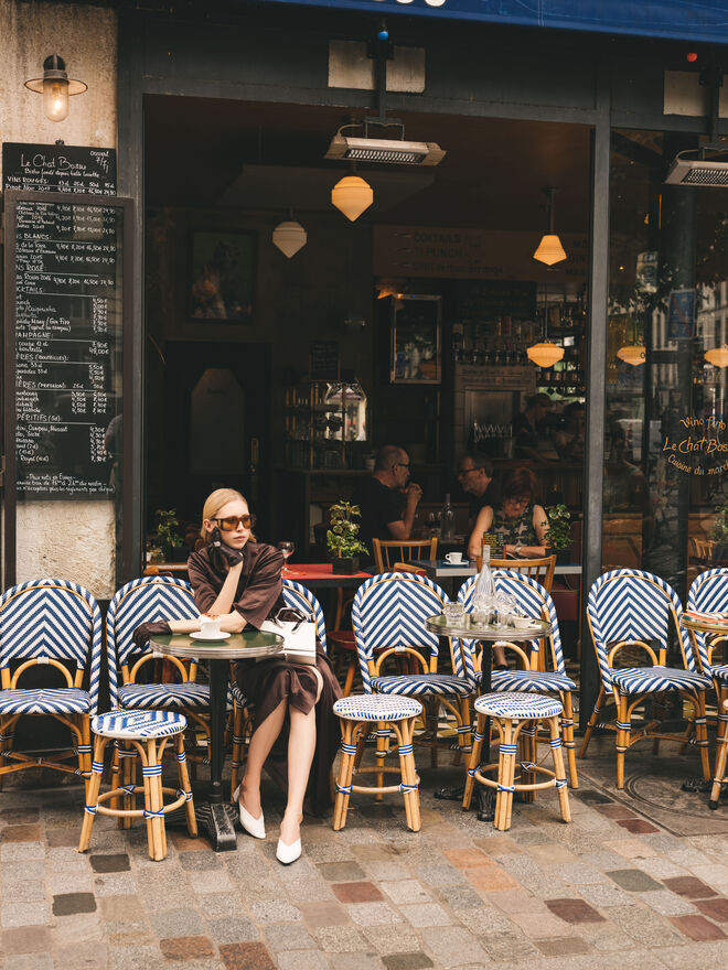Top e saia, Nanushka | Luvas, Prada | Sapatos, Zara | Óculos, Emilio Pucci | Mala, Létrange | Anel Vintage