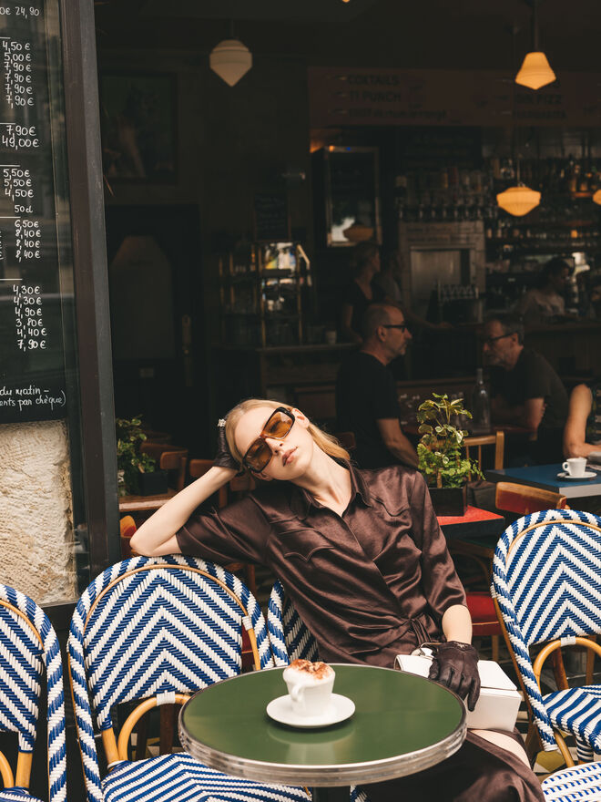 Top e saia, Nanushka | Luvas, Prada | Óculos, Emilio Pucci | Mala, Létrange | Anel Vintage