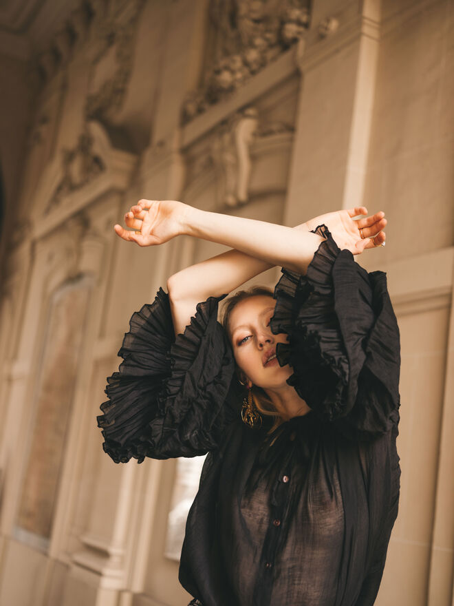 Top, Thierry Colson | Brincos, Begum Kham | Anel, Caroline Najma | Anel Vintage