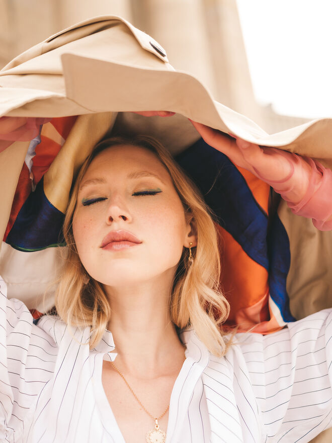 Sobretudo, Coralie Marabelle | Camisa, Sebline | Brincos e colar Vintage | Luvas, Thomasine