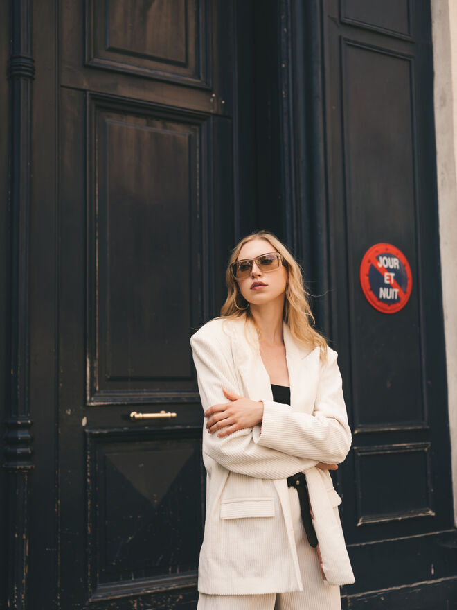 Fato, Cheyma | Top, Boohoo | Cinto, Massimo Dutti | Óculos, Tom Ford | Brincos, & Other Stories