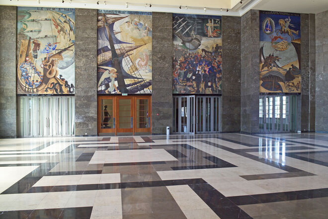 Interiores das Gares Marítimas de Lisboa com vistas dos painéis de Almada Negreiros.