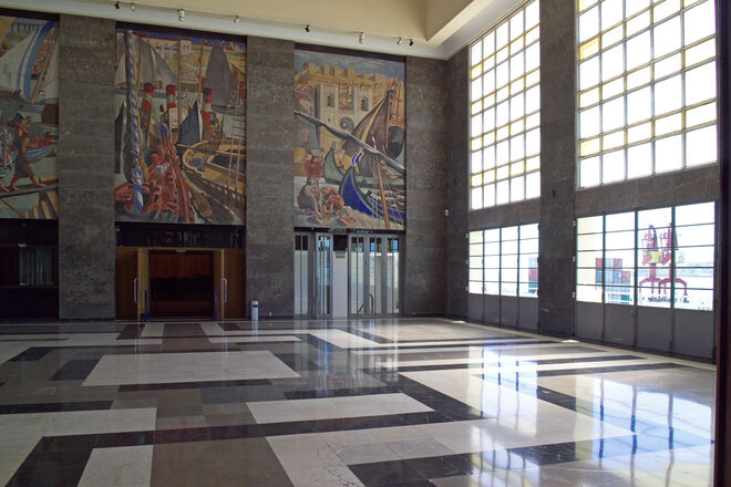 Interiores das Gares Marítimas de Lisboa com vistas dos painéis de Almada Negreiros.
