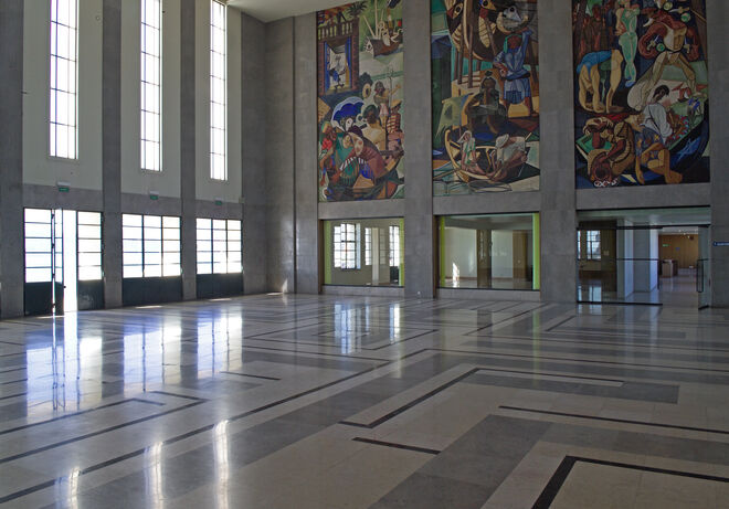Interiores das Gares Marítimas de Lisboa com vistas dos painéis de Almada Negreiros.