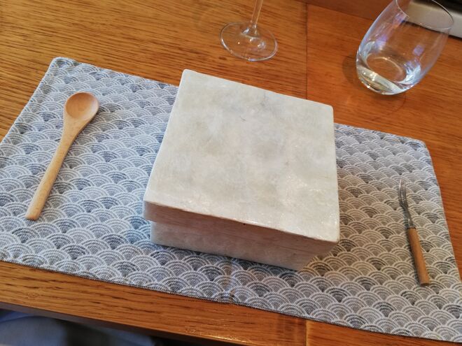 A linda caixa com ares de pérola onde chega a sobremesa