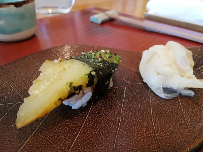 Curgete molho de soja furikake alga nori e sésamo