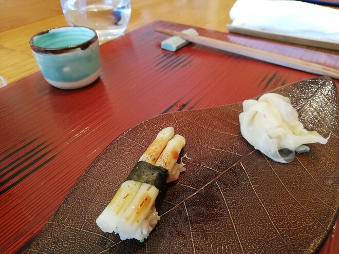 Aspargo branco com teriaki e kabosu (fruta cítrica)