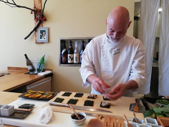 Uma das razões que tornam o balcão tão especial: ver o chef a trabalhar