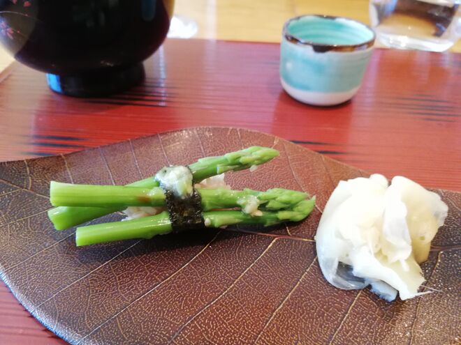 Espargo verde com wasabi e molho teriaki