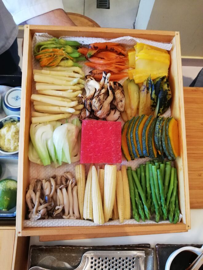 Caixa com espargos verdes, minimilho, cogumelos – no dia eram shimeji, pak choi (a couve-china), melancia, espargos brancos, curgete, cenoura, curgete amarela, curgete verde, cogumelos pleurotos e abóbora