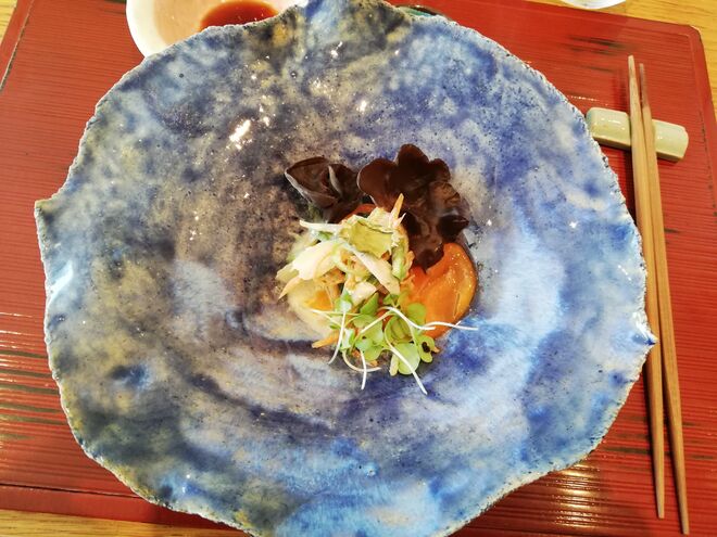 Salada feita com cenoura, feijão-verde, cogumelos, gema de ovo curada em açúcar, sal e especiarias e liquens, tudo com molho de tofu e quinoa