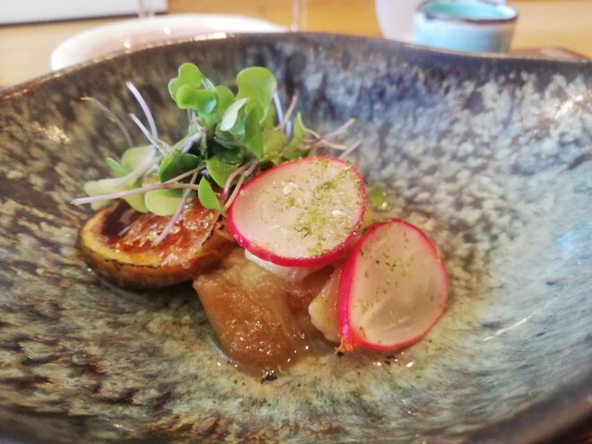 Beringela com figo caramelizado e rabanete cozinhado num preparado de kimchi e rebentos de couve