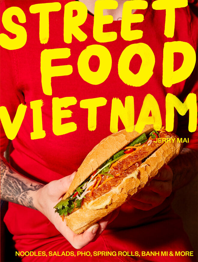 Capa do livro Street Food Vietnam: Noodles, salads, pho, spring rolls, banh mi 
& more, Jerry Mai. Rizzoli