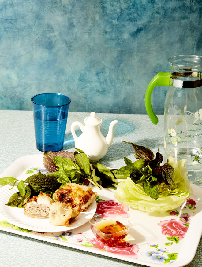 Interior do livro Street Food Vietnam: Noodles, salads, pho, spring rolls, banh mi 
& more, Jerry Mai. Rizzoli.