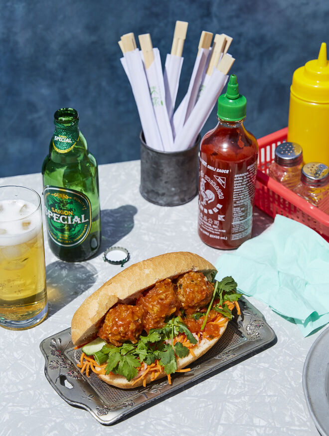 Interior do livro Street Food Vietnam: Noodles, salads, pho, spring rolls, banh mi 
& more, Jerry Mai. Rizzoli.