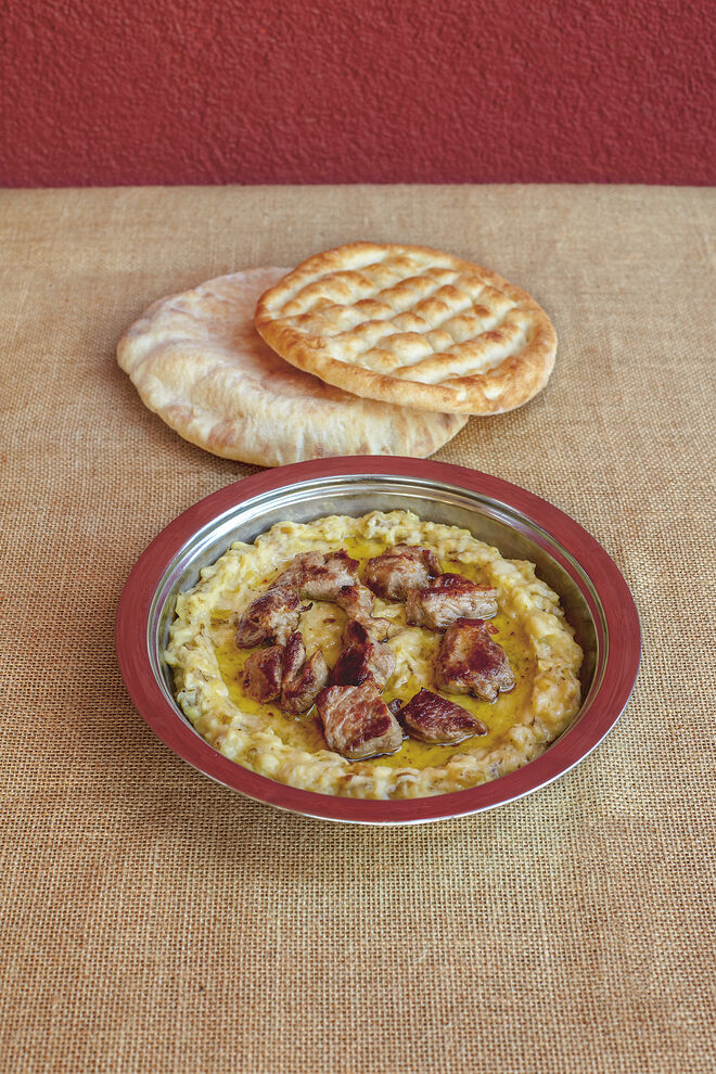 Cordeiro com puré de beringela. 