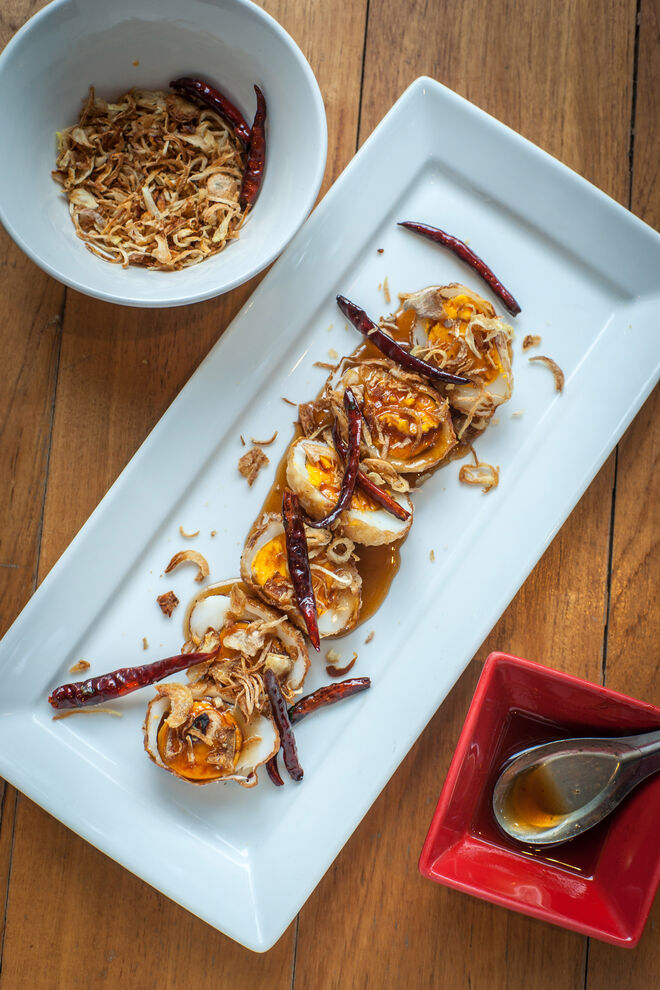 Interior do livro True Thai – Real Flavors for Every Table, de Hong Thaimee. Rizzoli