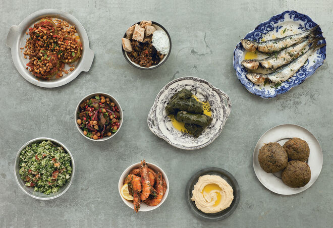 Vários mezze e outros pratos: anéis de abóbora com cordeiro; berinjela fatteh; sardinhas fritas; berinjela frita com romã e grão de bico; folhas de uva recheadas; Tabbouli; camarão jumbo no alho; hummus; quibe de cordeiro.