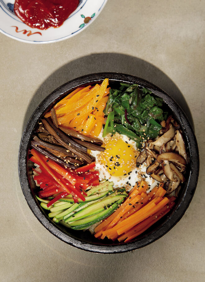 Interior do livro Korean Home Cooking: Classic and Modern Recipes, Sohui Kim. Abrams