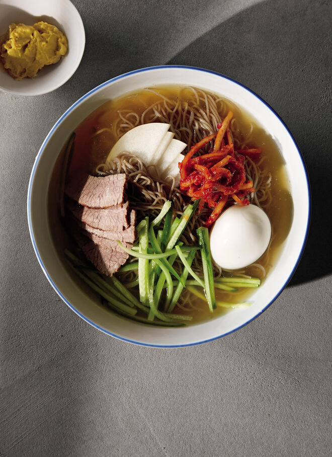 Interior do livro Korean Home Cooking: Classic and Modern Recipes, Sohui Kim. Abrams