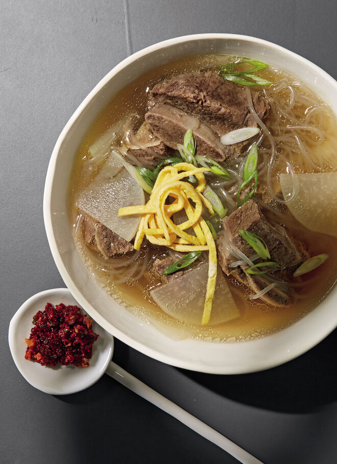 Interior do livro Korean Home Cooking: Classic and Modern Recipes, Sohui Kim. Abrams