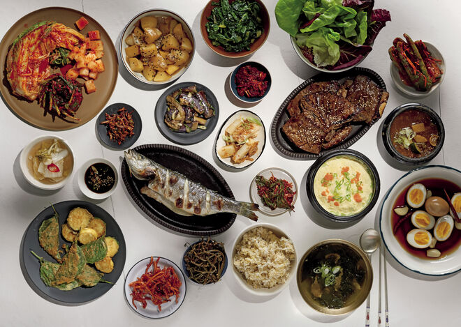 Interior do livro Korean Home Cooking: Classic and Modern Recipes, Sohui Kim. Abrams
