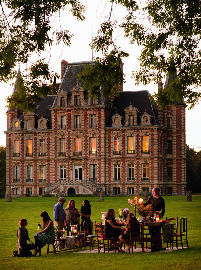 Jantar numa noite de verão no jardim do Château Bosgouet.