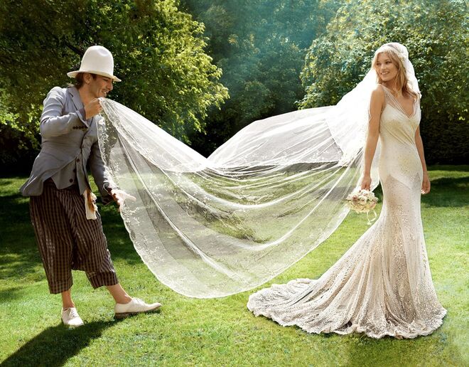 Kate Moss (2011)  Casamento com o músico Jamie Hince. Vestido de John Galliano