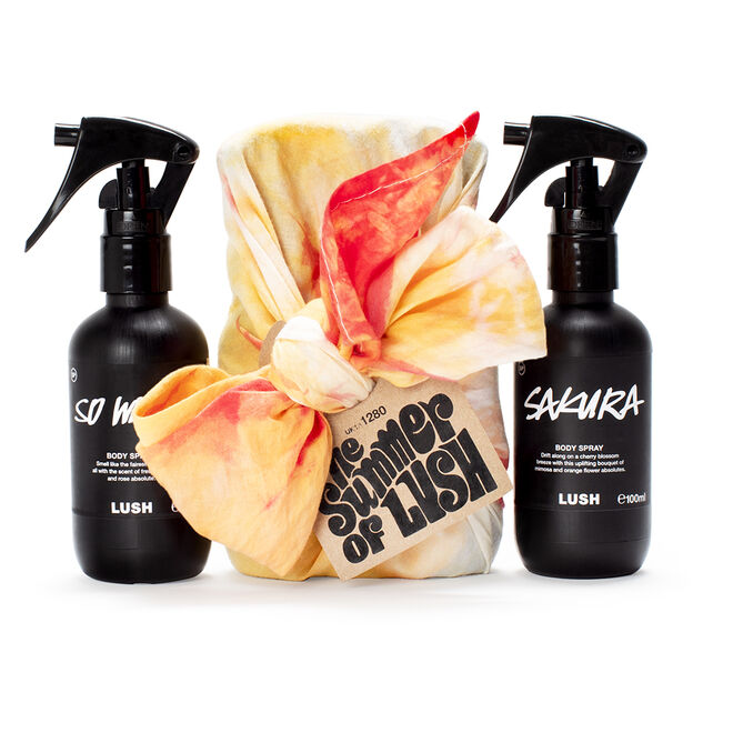 Cada presente está embrulhado com o Knot Wrap de algodão orgânico feito à mão pela Artisan Community Art Studio, uma associação sem fins lucrativos em Dorset, no Reino Unido, destinada a apoiar mulheres que lidam com doenças físicas e mentais. Presente Summer of Lush, edição limitada, contém um Sakura body spray, 100 ml, e um So White body spray, 100 ml, €41,95, Lush