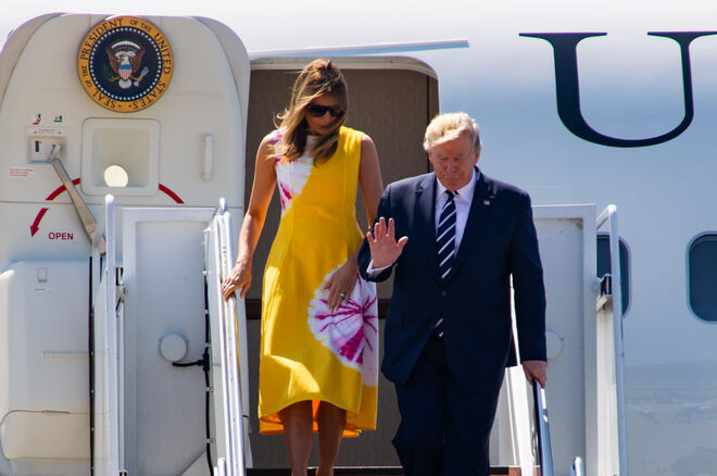 Melania (com vestido Calvin Klein by Raf Simons) e Donald Trump chegam à Biarritz, a 24 de agosto de 2019, para o primeiro dia do encontro anual do G7