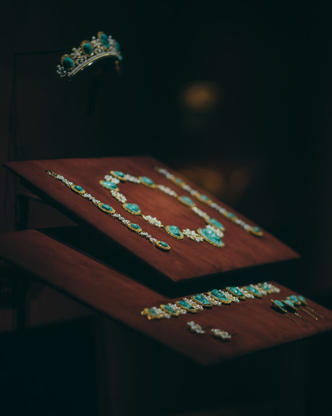 O interior da exposição Chaumet in Majesty, Jewels of Sovereigns since 1780, no Mónaco.