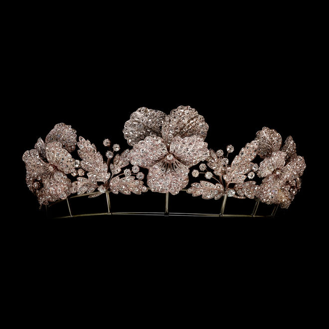 Tiara da exposição Chaumet in Majesty, Jewels of Sovereigns since 1780, no Mónaco.